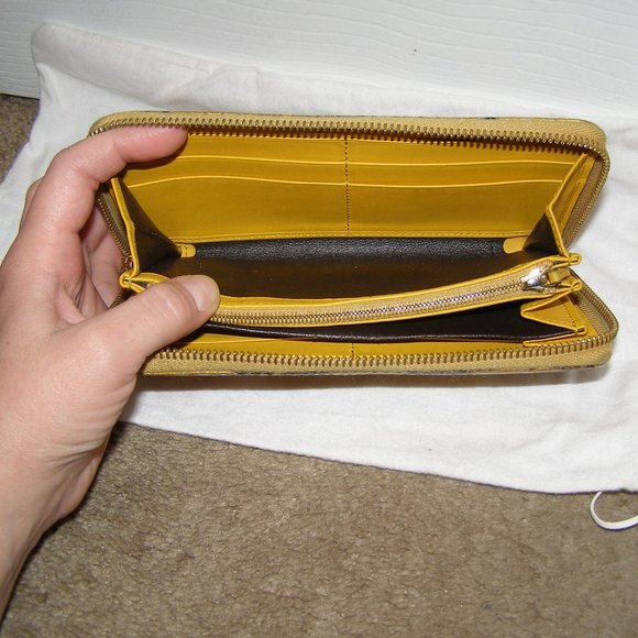 RARE Authentic Gucci Yellow python leather zippy wallet with bamboo tass… - Picture 12 of 16